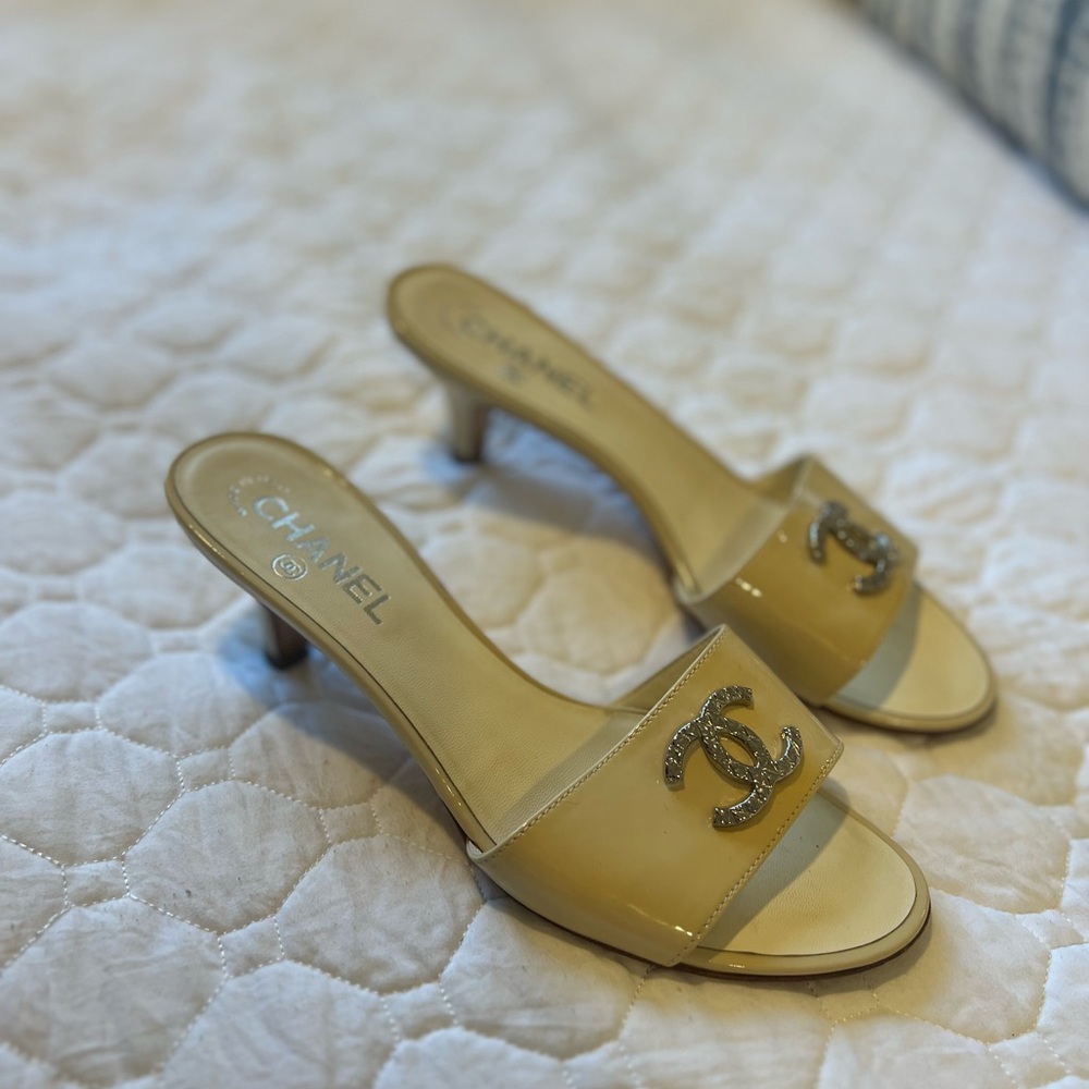 SOLD Authentic vintage Chanel mule sandals in nude - Picture 9 of 11